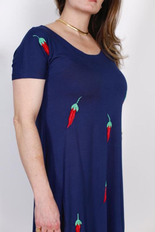 Vestido azul marinho com bordado pimentas